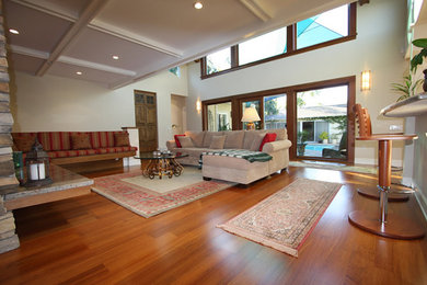 Example of an eclectic living room design in Los Angeles