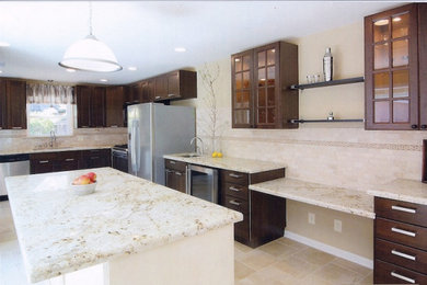 Kitchen - kitchen idea in Houston