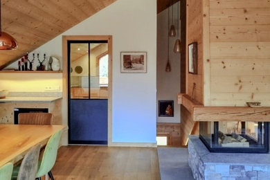 Cette image montre un salon chalet.