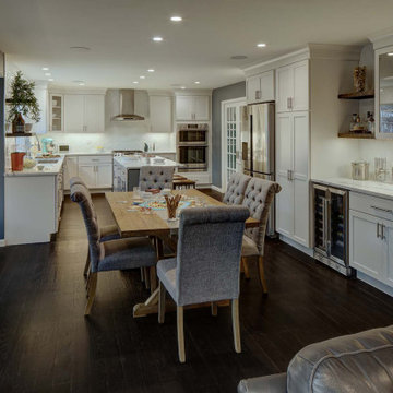 Guest-ready kitchen, lounge & bar