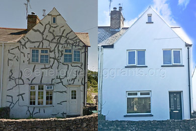 Imagen de fachada de casa pareada blanca actual de tamaño medio con revestimiento de estuco