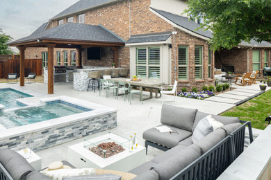 Diseño de patio moderno extra grande en patio trasero con cocina exterior y cenador