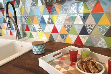 Foto de cocina comedor lineal urbana pequeña con fregadero encastrado, salpicadero multicolor y salpicadero con mosaicos de azulejos