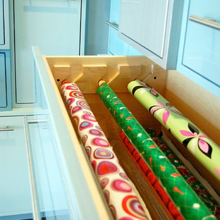 ナッシュビルの大きいモダンスタイルのおしゃれなクラフトルーム (青い壁、無垢フローリング、暖炉なし) の写真