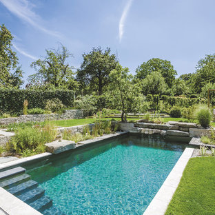 Pool in rechteckiger Form mit Natursteinplatten Ideen, Design & Bilder