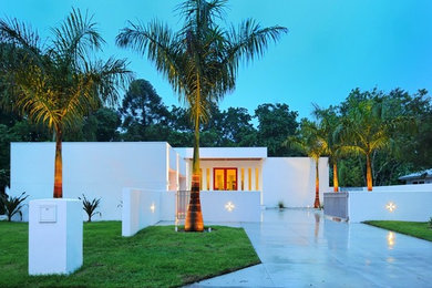 Inspiration for a modern exterior home remodel in Tampa