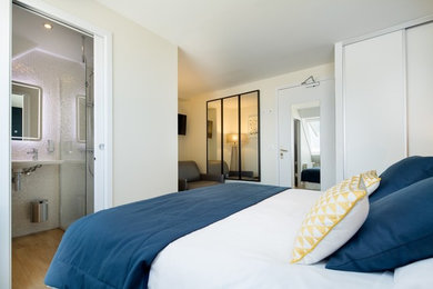 Cette image montre une chambre design.