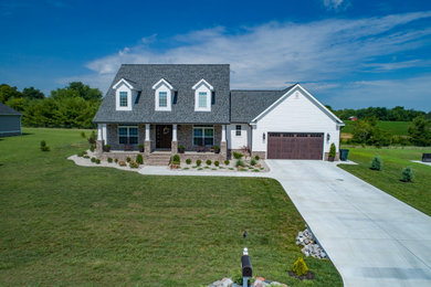 Example of an arts and crafts exterior home design in Chicago