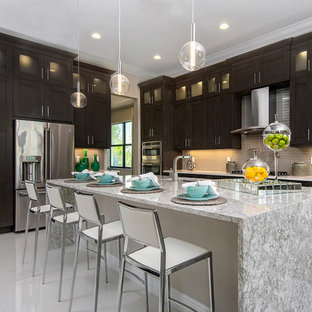 Küchen mit Rückwand aus Glasfliesen Ideen, Design & Bilder - Juni 2020