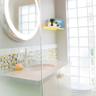 Ispirazione per una stanza da bagno moderna con piastrelle a mosaico e piastrelle multicolore