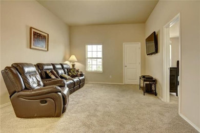 オースティンにある小さなトラディショナルスタイルのおしゃれなロフト寝室 (ベージュの壁、カーペット敷き、ベージュの床)