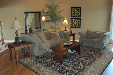 Example of a transitional home design design in Louisville