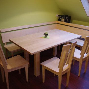 Massiver Ahorntisch mit Eckbank und Stühlen