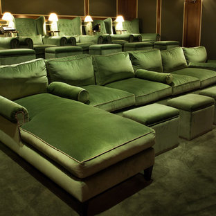 Aménagement d'une grande salle de cinéma classique fermée avec un mur beige, moquette, un écran de projection et un sol vert.