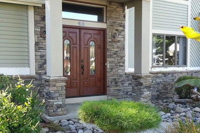 Example of a minimalist entryway design in New York