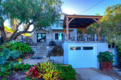 サンディエゴにある中くらいなトラディショナルスタイルのおしゃれな家の外観 (漆喰サイディング) の写真