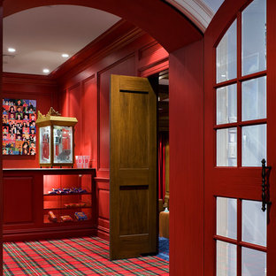 Exemple d'une grande salle de cinéma chic fermée avec un mur rouge, moquette et un écran de projection.