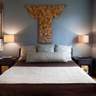 Esempio di una camera matrimoniale etnica con pareti grigie, parquet chiaro e nessun camino