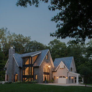 Inredning av ett klassiskt stort grått hus, med tre eller fler plan, sadeltak och tak i shingel