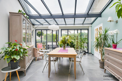 Idée de décoration pour une véranda urbaine de taille moyenne avec un sol en ardoise et un sol gris.