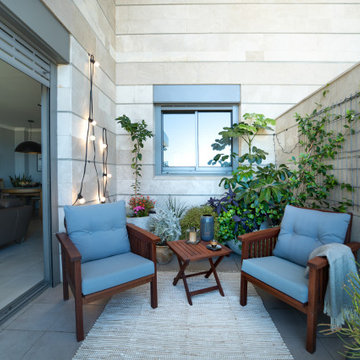 Begrünter Balkon mit Holz-Loungemöbeln