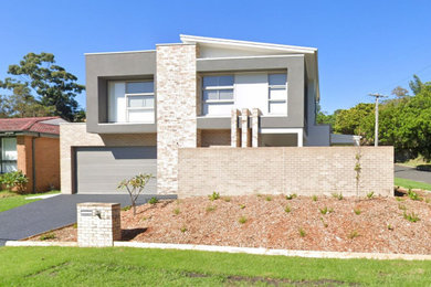 Inspiration for a contemporary home design in Wollongong.