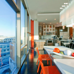 インディアナポリスの中サイズのインダストリアルスタイルのLDKの画像 (濃色無垢フローリング)