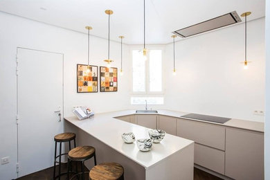 Idées déco pour une cuisine ouverte encastrable contemporaine en U de taille moyenne avec un évier encastré, des portes de placard beiges, un plan de travail beige, un placard à porte plane et îlot.