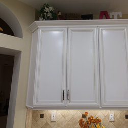 HomeCrest, Madison, Maple, Alpine-Linen - Kitchen Cabinetry