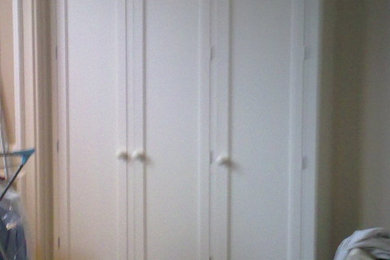 サリーにあるカントリー風のおしゃれな収納・クローゼット (インセット扉のキャビネット、白いキャビネット、濃色無垢フローリング、茶色い床) の写真