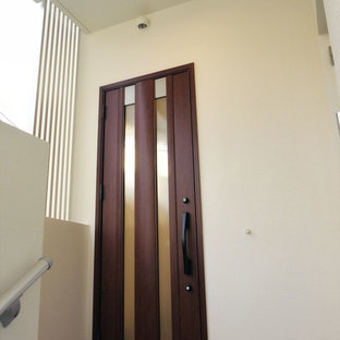 Ejemplo de puerta principal ecléctica con paredes blancas, suelo de baldosas de cerámica, puerta simple, puerta de madera oscura y suelo naranja
