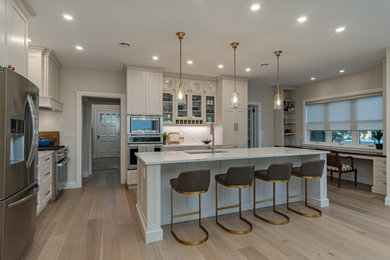 Kitchen - transitional kitchen idea in Toronto