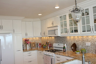 Example of a classic kitchen design in San Diego