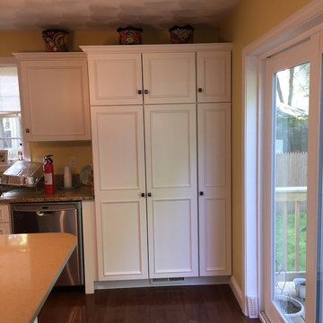 Homecrest Tuscany Cabinets, Giallo Ornimental & Mystic Gold Color Quartz Kitchen