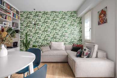Esempio di un piccolo soggiorno design aperto con pareti verdi, parquet chiaro, pavimento beige e carta da parati