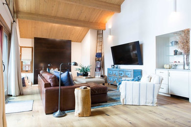 Example of an eclectic living room design in Sacramento