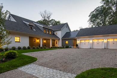 Foto de fachada de casa blanca de estilo de casa de campo de dos plantas con revestimientos combinados y tejado de teja de madera