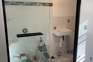 Imagen de cuarto de baño contemporáneo grande con ducha empotrada y ducha con puerta corredera