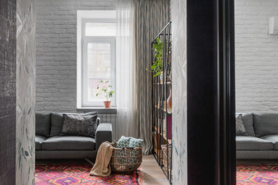 Свежая идея для дизайна: узкая прихожая среднего размера в скандинавском стиле с фиолетовыми стенами, полом из керамогранита, одностворчатой входной дверью, коричневой входной дверью, коричневым полом и обоями на стенах - отличное фото интерьера
