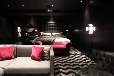 Großes Modernes Gästezimmer mit schwarzer Wandfarbe und Teppichboden in London