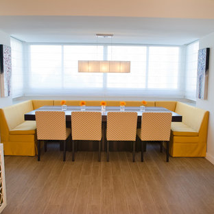 Пример оригинального дизайна: гостиная-столовая среднего размера в современном стиле с серыми стенами и полом из керамической плитки без камина