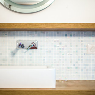 Esempio di una piccola stanza da bagno con doccia minimalista con ante in legno scuro, doccia a filo pavimento, WC a due pezzi, piastrelle bianche, piastrelle a mosaico, pareti viola, pavimento con piastrelle in ceramica, lavabo a bacinella, top in legno e pavimento beige