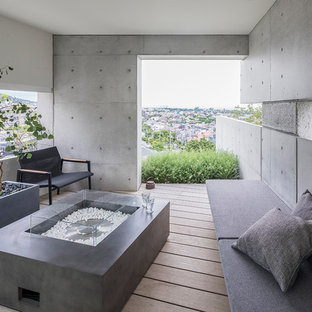 大阪のモダンスタイルのおしゃれな屋上のデッキ (ファイヤーピット、張り出し屋根) の写真