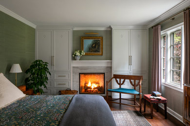 Example of a classic bedroom design in Portland