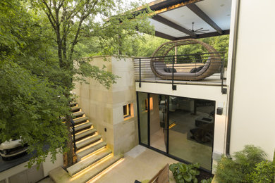 Modelo de fachada de casa blanca y negra moderna de tamaño medio de dos plantas con revestimiento de piedra, tejado a cuatro aguas y tejado de varios materiales
