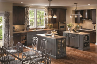 Kitchen - traditional kitchen idea in Sacramento
