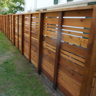 デンバーの中サイズのモダンスタイルのおしゃれな裏庭 (日陰、マルチング舗装) の写真