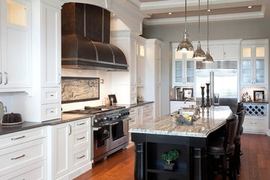 Kitchen - traditional kitchen idea in Vancouver