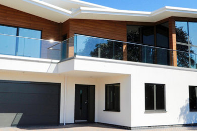 Стильный дизайн: большой, двухэтажный, деревянный, белый частный загородный дом в стиле модернизм - последний тренд