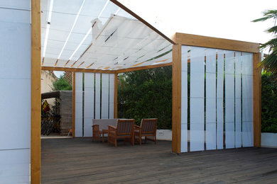 Ejemplo de jardín minimalista grande en verano con exposición parcial al sol